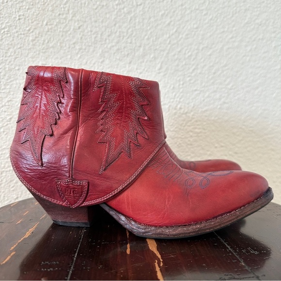 HTC Hollywood Trading Company Folded Cowboy Ankle Boots in Burgundy Sz 37 / 7 US - Picture 11 of 15